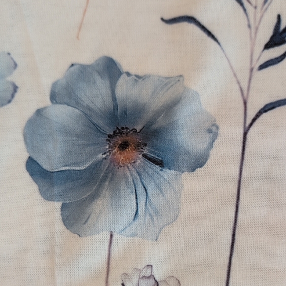 NWT Floral Boho V-Neck Blouse White With Blue and Pink Flowers - Picture 4 of 6